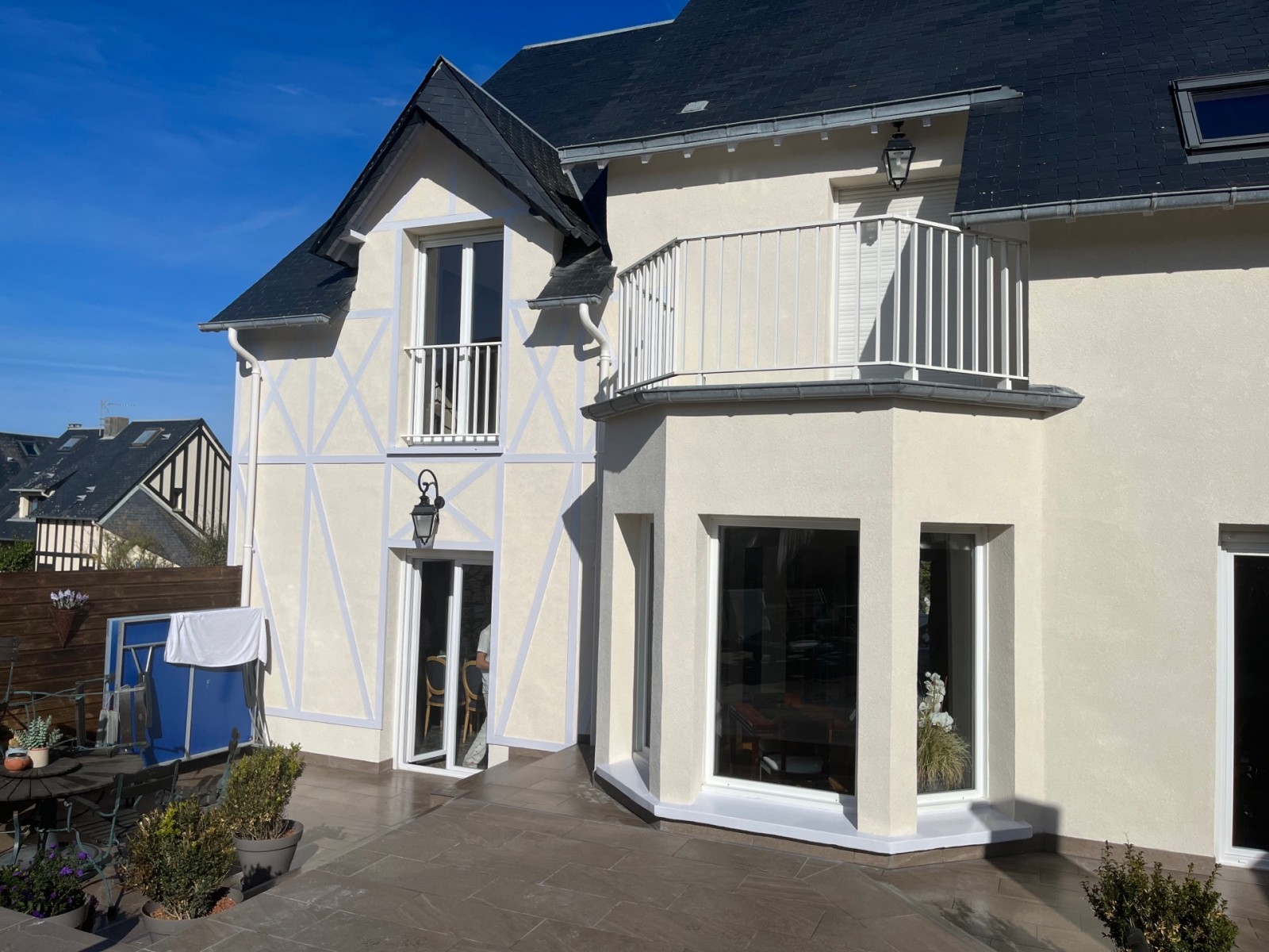 Rénovation d’une façade de maison  normande à deauville dans le Calvados