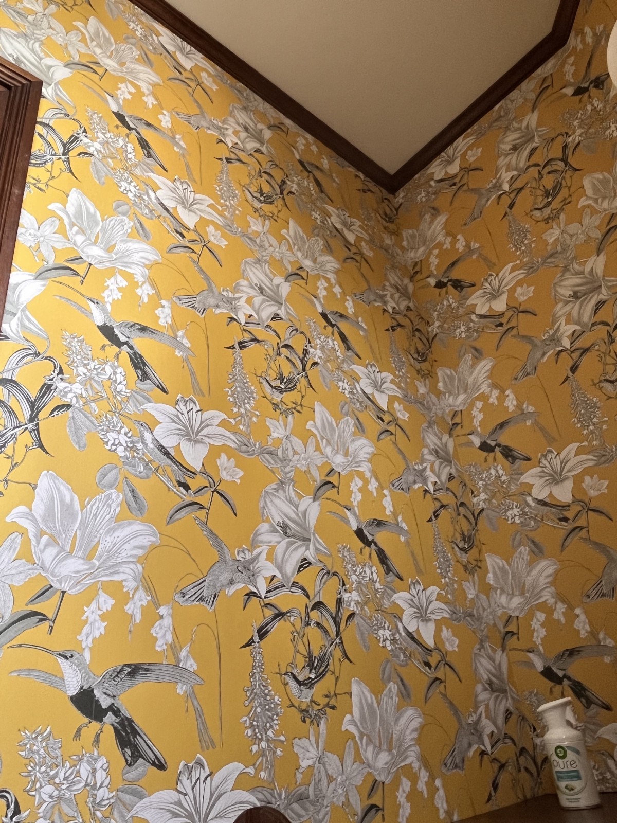 pose de papier peint austral de chez montecolino dans une salle de bain au neubourg en Normandie dans le 27