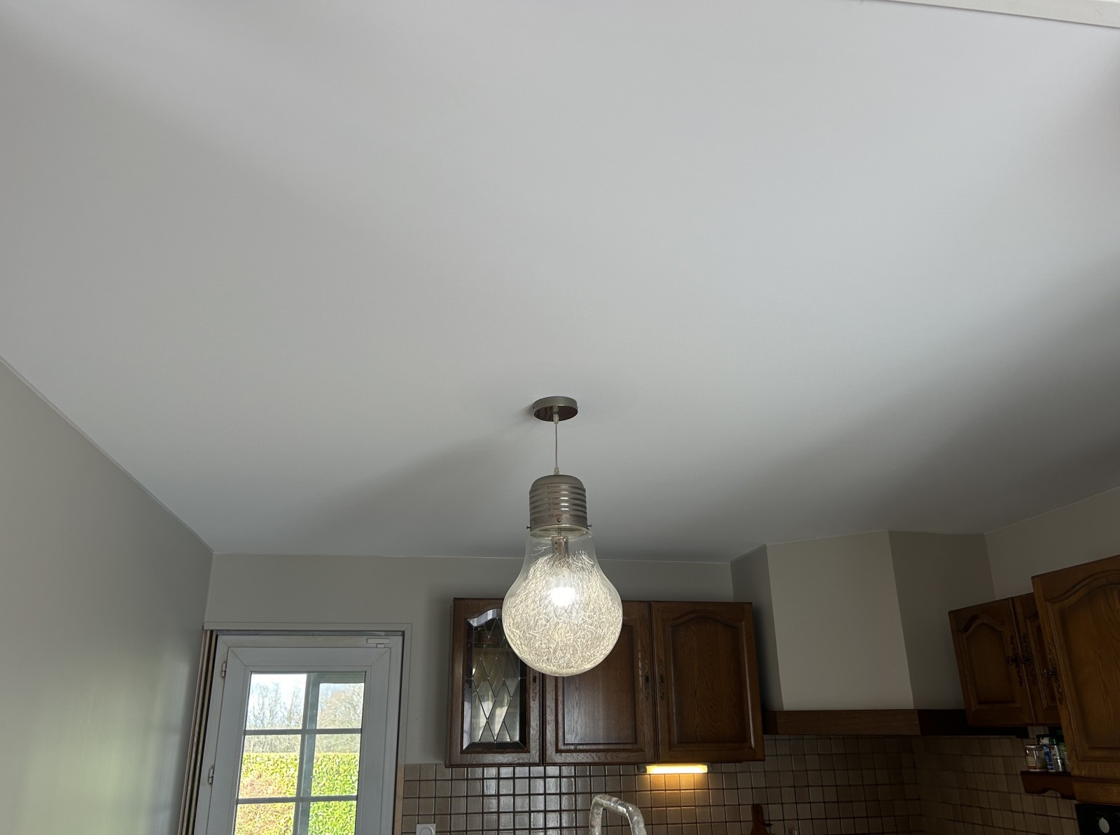 Pose toile tendue blanche dans une cuisine au neubourg en Normandie dans le 27 Eure.