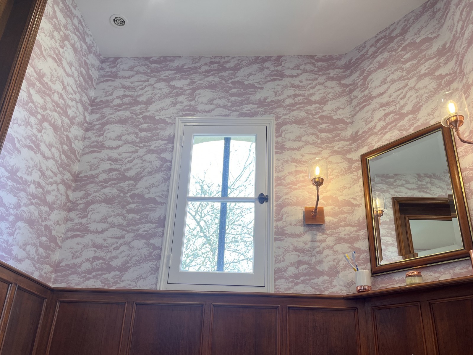 pose de papier peint montecolino dans une salle de bain au neubourg proche de brionne en Normandie dans le 27