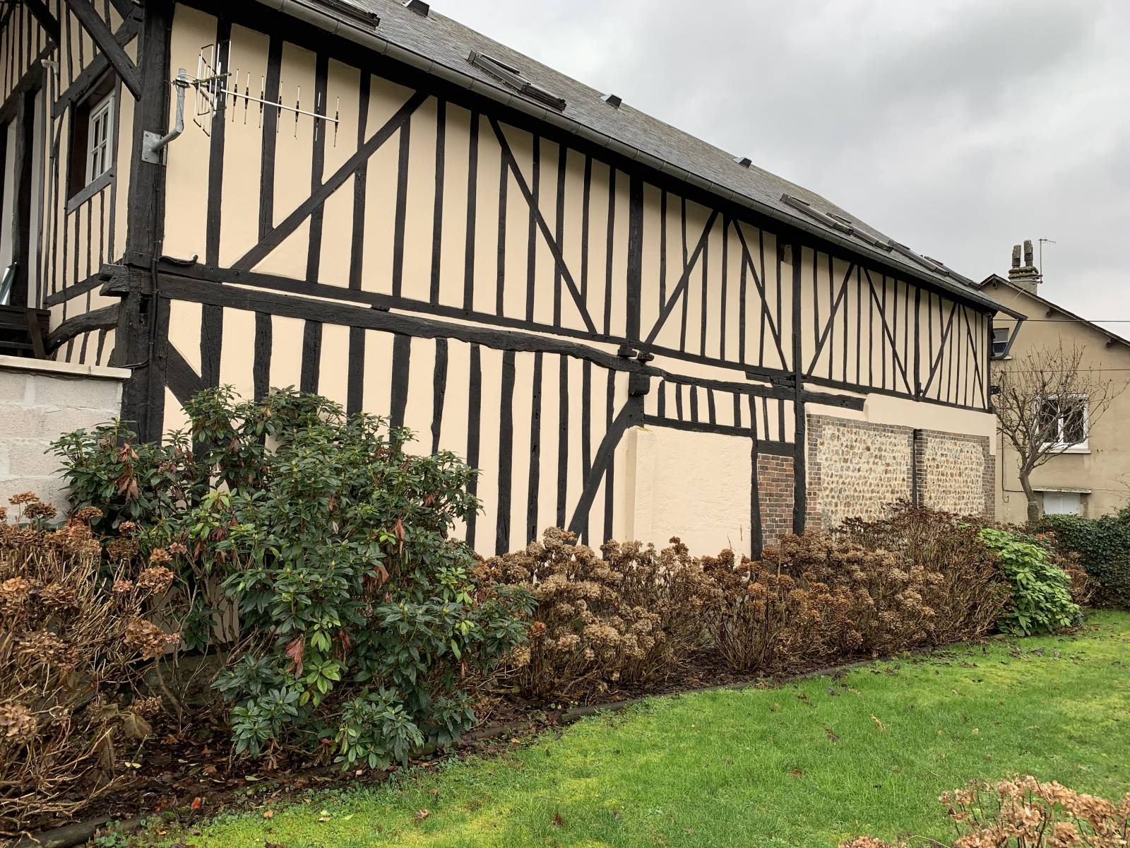 Rénovation d'une facade de maison avec isolation par l'extérieur à Brionne proche de Bernay