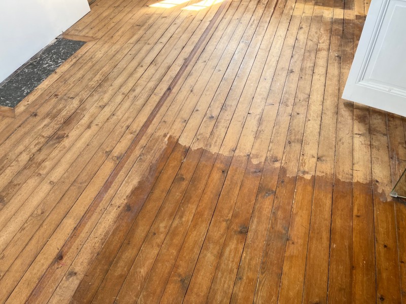 Rénové un parquet bois dans une chambre à deauville en Normandie dans le 14 proche de Lisieux.