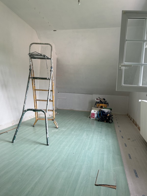 rénové les murs d’une chambre à bernay proche de brionne en Normandie dans le 27
