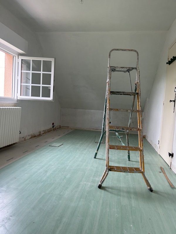 Posée du parquet bois dans une chambre à bernay proche de brionne en Normandie dans le 27