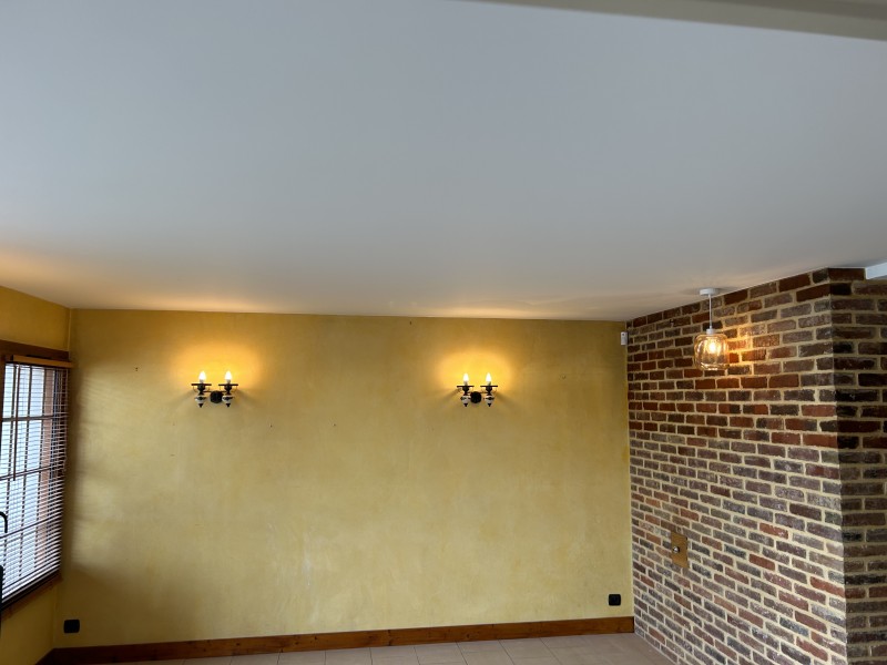 Entreprise de toile tendue pour une Amélioration acoustique avec isolant acoustique et
toile tendue blanche micro perforée dans un restaurant à Nassandres sur risle en Normandie dans le 27