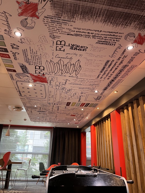 pose d’une toile tendue imprimé dans un hôtel à Rouen dans le 76 en Normandie.