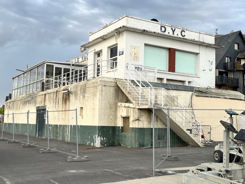 Rénovation d’une façade à deauville dans le Calvados,au yacht club.