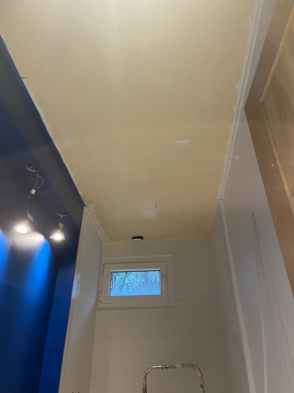 Rénovation d’un plafond abîmé fissurer à brionne dans une salle de bains à brionne en Normandie dans le 27