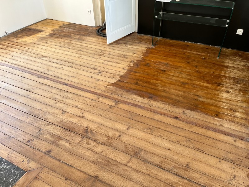 Rénové un parquet bois dans une chambre à deauville en Normandie dans le 14 proche de Lisieux.