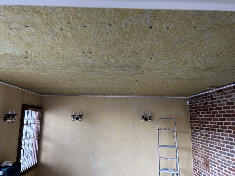 Entreprise de toile tendue pour une Amélioration acoustique avec isolant acoustique et
toile tendue blanche micro perforée dans un restaurant à Nassandres sur risle en Normandie dans le 27