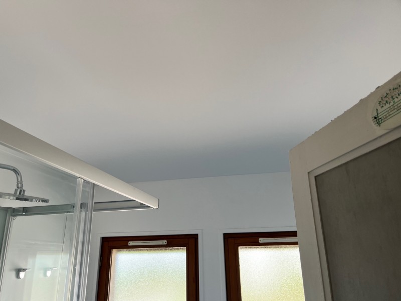 Pose d’un plafond tendu blanc sur un plafond à brionne proche du neubourg en Normandie dans le 27
