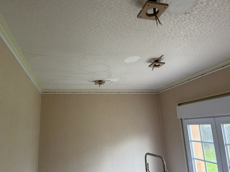 pose de toile tendue dans une chambre à brionne proche du neubourg dans le 27 en normandie