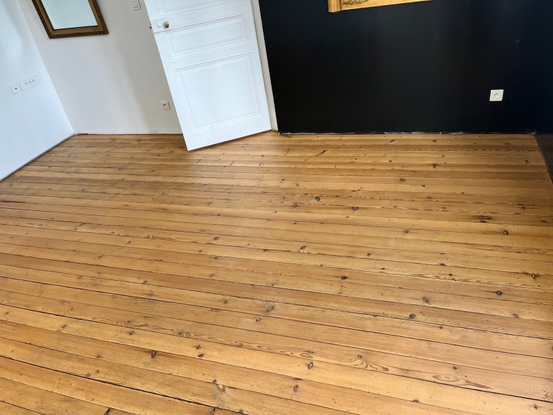 Rénové un parquet bois dans une chambre à deauville en Normandie dans le 14 proche de Lisieux.