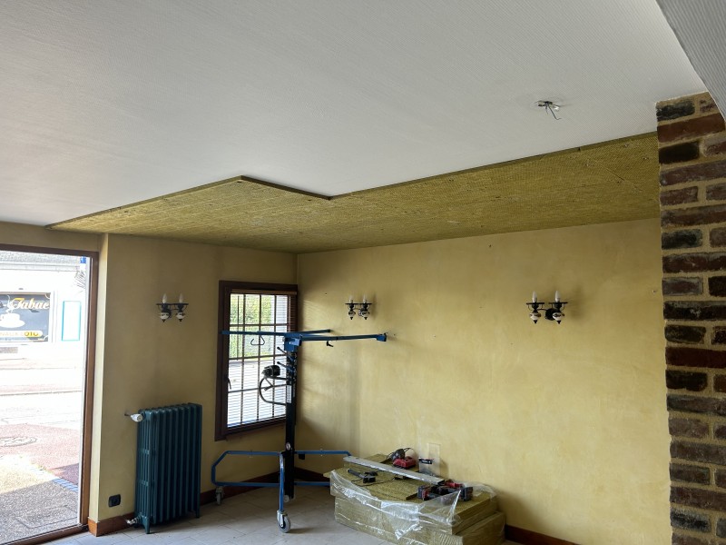 Entreprise de toile tendue pour une Amélioration acoustique avec isolant acoustique et
toile tendue blanche micro perforée dans un restaurant à Nassandres sur risle en Normandie dans le 27